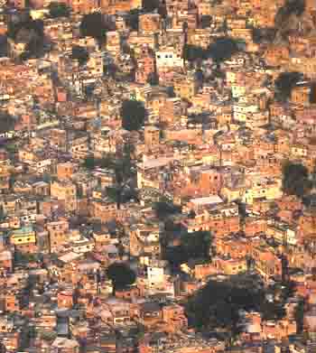 Até quando este bairro seguirá sendo um território em disputa? Até quando os 200 mil moradores serão vistos como cidadãos sob suspeita? - Foto: